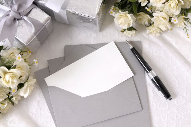 Wie soll man die Hochzeitsanzeige übergeben